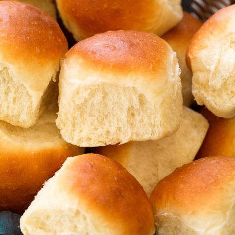 Easy One-Hour Dinner Rolls - Cooking Classy Kings Hawaiian Rolls Recipe, One Hour Dinner Rolls, Hawaiian Rolls Recipe, Kings Hawaiian Rolls, Hawaiian Sweet Breads, Challah Bread Recipes, Sweet Dinner Rolls, King Hawaiian Rolls, Homemade Croissants