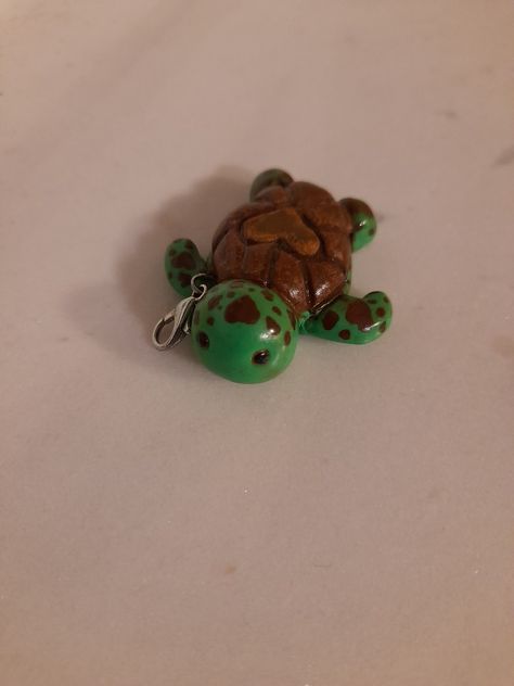 Cute Clay Turtle, How To Make A Turtle Out Of Clay, Clay Turtle Easy, Turtle Clay Sculpture, Polymer Clay Turtle, Clay Diys, Clay Turtle, Clay Magnets, Polymer Clay Diy