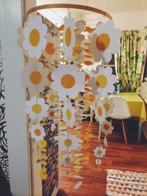 Colorful Brunch Decor, Diy Groovy Birthday Decorations, Groovy Party Crafts, Groovy Photo Backdrop, Hippy Themed Birthday Party, Flower Child Birthday Party, Groovy Decorations Ideas, Groovy Centerpieces, Hippie Party Ideas