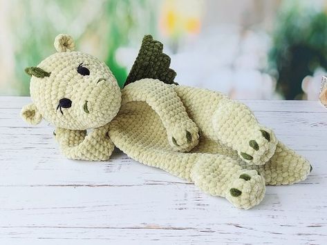 Pattern Crochet Dragon, Snuggler Dragon, Rag Doll Pattern, Amigurumi Toys, Dragon Lovey, PDF Tutorial in English, Plush Dragon for Baby, CM Crochet toys tutorial #crochettoystutorial #crochet #crochettoy #crochetpattern #crochetpatterns 3.449 Crochet Pattern For Toddler Toys, Crochet Dragon Lovey, Crochet Snuggler Pattern, Lovey Sewing Pattern, Lovey Blanket Pattern, Dragon Crochet Pattern, Plush Dragon, Amigurumi Dragon, Crochet Dragon Pattern