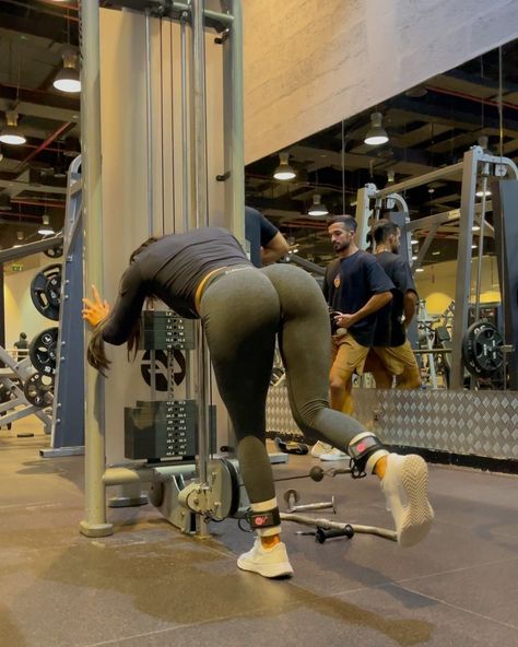 Gym Aesthetic Hip Thrust, Squat Aesthetic, Glute Progress Pictures, Weighted Hip Thrust, Girl Weight Lifting, Girl Lifting Weights, Squat Glute Focus, Glute Kickback, Pectoralis Major