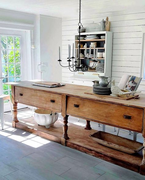 Schoolhouse Kitchen, Queenslander Homes, New England Interior, Reno Kitchen, Unfitted Kitchen, Historic Farmhouse, Kitchen Planning, Italy House, Entertainment Units