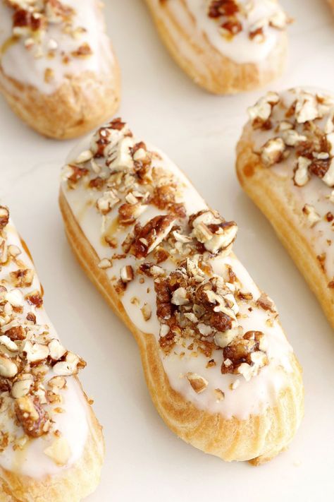 Vanilla Eclairs with Pecans Eclair Cream, Eclair Recipe, Profiterole, Caramel Toffee, Pecan Cake, Pastry Desserts, Dessert Food, French Pastries, Cream Puffs