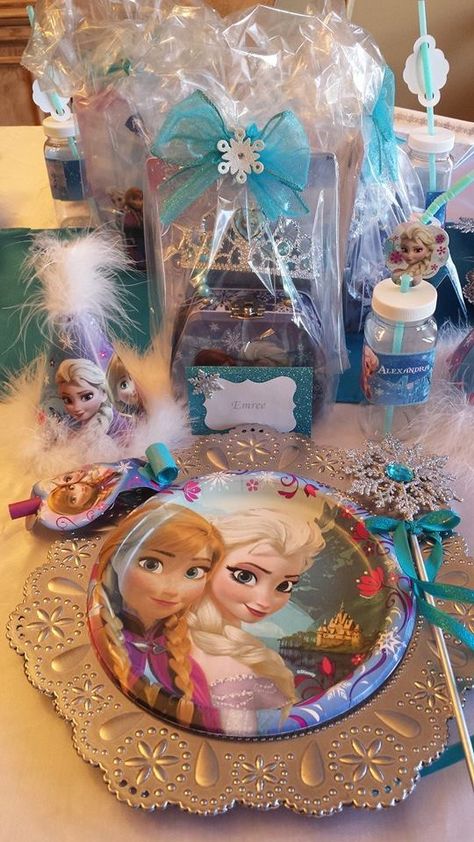 Frozen place setting table party decorations. Glam Elsa. Bling Wand Frozen Party Table, Table Party Decorations, Elsa Birthday Party, Disney Frozen Birthday Party, Setting Table, Disney Frozen Birthday, Elsa Birthday, Table Party, Frozen Theme