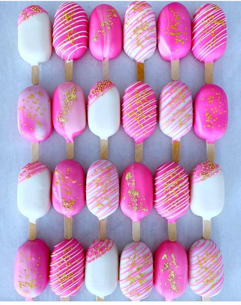 Cake pops Pink Cake Popsicles, Barbie Cake Popsicles, Barbie Cake Pops, Barbie Treats, Pink Birthday Theme, Hello Barbie, Pink Cake Pops, Barbie Birthday Cake, Sweet Sixteen Birthday Party Ideas