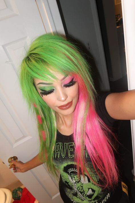 @plu.toni.an Green And Pink Scene Hair, Scene Wigs, Planning Characters, Scene Hair Ideas, Pink Scene Hair, Monster High Hair, Pink And Green Hair, Scene Hair Colors, Venus Mcflytrap