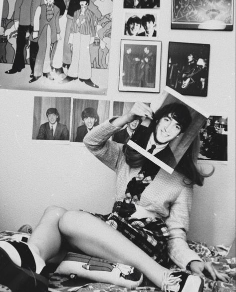 beatlemania 60s Beatles Fashion, 60s Photography Aesthetic, 1960s Pop Culture, 60s Face Claim, Beatlemania Aesthetic, 60s Girl Aesthetic, 60s Music Aesthetic, Late 60s Aesthetic, Beatnik Aesthetic