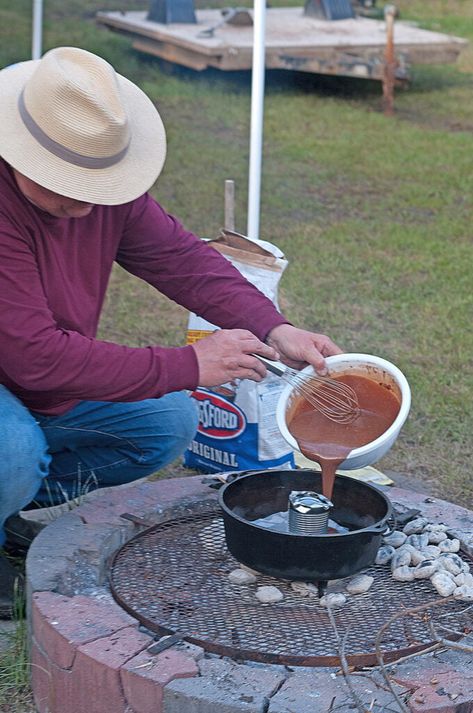 Dutch Oven Lava Cake, Dutch Oven Chocolate Cake, Dutch Oven Dessert Recipes, Campfire Dutch Oven Recipes, Dutch Oven Desserts, Cowboy Food, Dutch Oven Camping Recipes, Camp Recipes, Camping Meal Planning