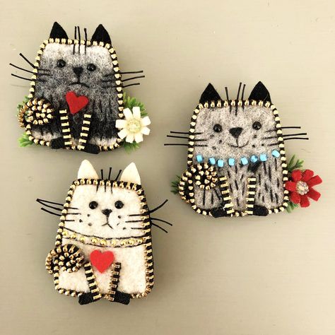 Three little kittens | Odile Gova | Flickr Felt Brooches To Make, Cat Felt Ornament, Diy Felt Christmas Ornaments, Doll Brooch, Zipper Crafts, Fabric Brooch, Felt Embroidery, Felt Jewelry, Felt Brooch