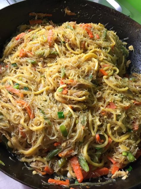 Pansit -Miki & Bihon https://www.facebook.com/pages/Uniquely-Manila/517172628401264?fref=ts Miki Bihon, Pansit Bihon, Philippine Cuisine, Pinoy Foods, Party Trays, Pinoy Food, Safari Birthday, Filipino Recipes, Morning Wedding