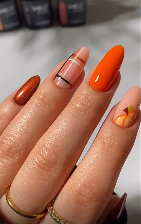 Cute Fall Nails Ideas Autumn 2024, October Nails Pumpkin, Minimal Autumn Nails, Easy Thanksgiving Nails Short, Fall Nails With Lines, Thanksgiving Nails Simple Short, Thanksgiving Nails With Turkey, Thanks Giving Nails Acrylic, Fall Nails Colorful