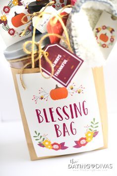 Free Printables to make a Thanksgiving Blessing Bag for a friend or family in need! Thanksgiving Service Ideas, Thanksgiving Blessing, Thanksgiving Teacher Gifts, Thanksgiving Gifts Diy, Thanksgiving Gift Basket, Blessing Bag, Thanksgiving Gift Tags, Teachers Thanksgiving, Blessing Bags