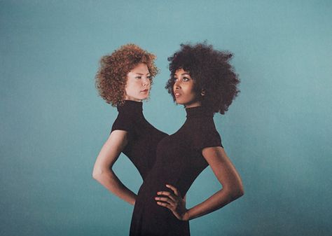 Photo du Jour: Afro Sisters Twins Posing, High Fashion Poses, Twin Models, Twin Photography, Photographie Portrait Inspiration, Model Poses Photography, Fashion Photography Inspiration, Photoshoot Concept, Poses References