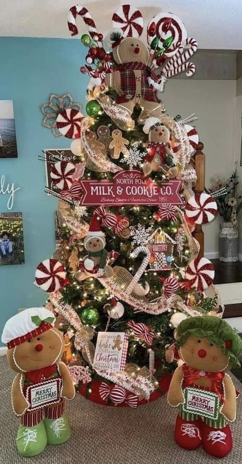 Grinch Christmas House Decorations, Gingerbread Trees Christmas, Gingerbread Christmas Tree Ideas, Gingerbread Man Tree, Gingerbread Garland, Gingerbread Man Christmas Tree, Best Christmas Decorations, Gingerbread Kitchen, Grinch Decor