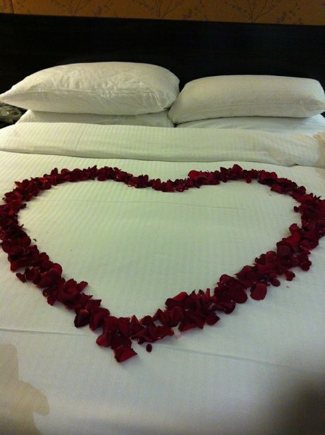 Honeymoon Ideas Romantic Bedroom, Honeymoon Ideas Romantic, Bae Vacation, Honeymoon Bedroom, Above Bed Ideas, Bridal Room Decor, Wedding Night Room Decorations, Wedding Bed, Wedding Room Decorations