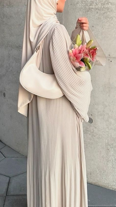 Beige Aesthetic Dress, Abaya Outfits Aesthetic, Arabic Abaya Designs, Pretty Abayas, Modest Clothing Muslim, Hijabi Fashion Abayas, Dubai Abaya Fashion, Abaya Outfits, Arabic Abaya