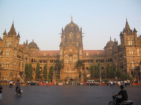 The beautiful Churchgate Railway Station, an iconic landmark in Mumbai Churchgate Mumbai, Chhatrapati Shivaji Terminus, Mumbai Travel, British Colonial Architecture, Mumbai City, Revival Architecture, Go Wallpaper, Earth Pictures, States Of India