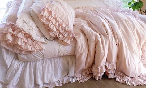 Coquette Aesthetic Room, Floral Print Bedding, Pretty Cottage, Ruffle Pillow, Ruffle Bedding, Applique Quilting, Velvet Bed, Beautiful Bedding, Luxury Linen