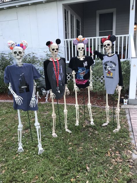 Halloween Pfp Skeleton, 4 Skeleton Friends, 3 Skeleton Friends, Funny Skeleton Poses Outside, 3 Skeletons Dancing, Skeleton Friends, Ideas For Front Yard, Life Size Skeleton, Skeleton Pics