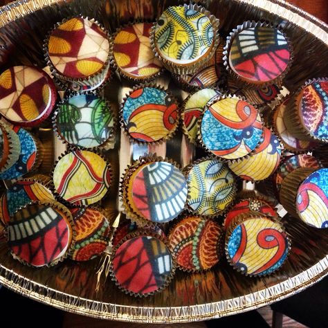 African print cupcakes African Cupcakes, African Centerpieces, Lucky Cake, Ghana Traditional Wedding, African Wedding Cakes, African Wedding Theme, African Tea, African Inspired Decor, African Babies