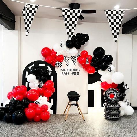 Fast One Balloon Arch, Fast One Cake Ideas, 2 Fast Birthday Photoshoot, Car Birthday Decorations Ideas, F1 Birthday Party Ideas, Race Car Backdrop, F1 Birthday, Two Fast Two Furious, Race Car Party Decorations