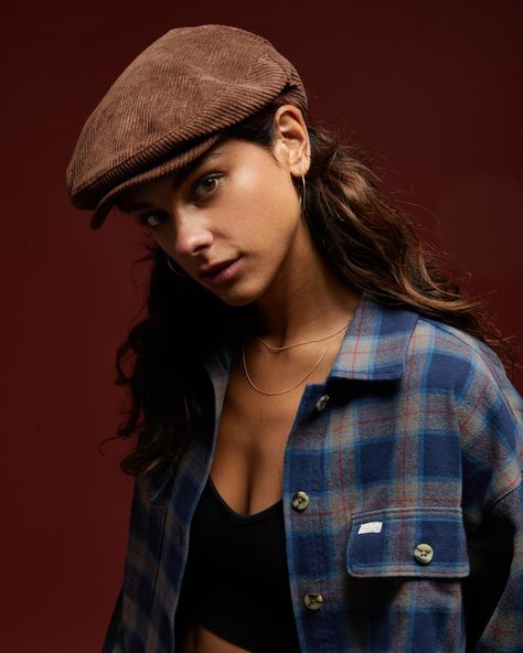 Hats are the key to nailing any hipster outfit. Discover the perfect hipster hat to transform your wardrobe today. Flat Cap Women Outfits, Cap Women Outfit, Flat Cap Women, Hipster Hat, Packable Hat, Relax Pants, Cap Women, Hipster Outfits, Family Event