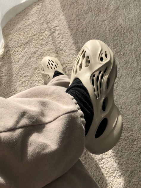 Beige Foam Runner Outfit, Foam Rnnr Outfits, Yeezy Foam Runner Outfit, Yeezy Aesthetic, Beige Joggers, Yeezy Foam Runners, Runners Outfit, Yeezy Foam Runner, Foam Runners