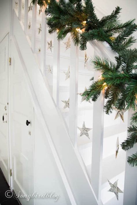 Christmas Garland Staircase, Staircase Decoration, Christmas Stairs Decorations, Classy Christmas Decor, Christmas Staircase Decor, Christmas Stairs, Christmas Staircase, Diy Christmas Garland, Classy Christmas