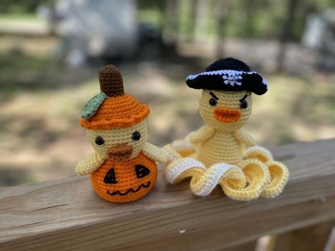 CruisingDuckCrafts | Crocheting ducks for Halloween Cruise | Facebook Knit Animals, Knitted Animals, Halloween Crochet, Rubber Duck, Ducks, Amigurumi, Halloween, Knitting, Crochet