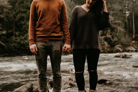 Earth tone outfits for engagement photos in Seattle | burnt orange neutral outfits | Engagement photo of couple kissing in the rain PNW weather by Snoqualmie Falls Seattle Washington | Salish Lodge Wedding | Foggy and moody engagement photo | www.henry-Tieu.com Pnw Photoshoot, Henry Tieu, Photos In The Rain, Mike Henry, Earth Tone Outfits, Fall Engagement Outfits, Engagement Posing, Couples Style, Snow Adventure