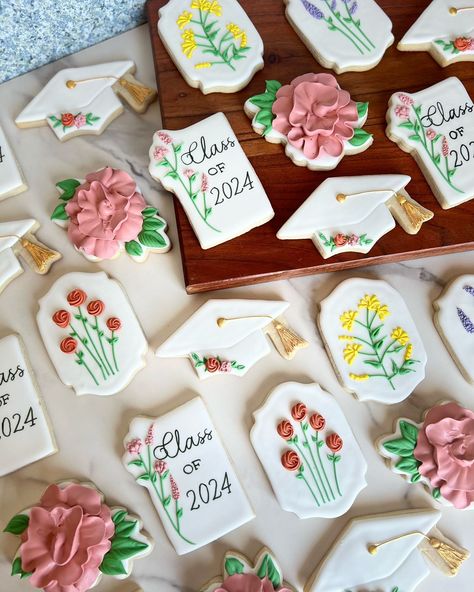 Love to create something new, graduation cookies with unique theme. #gradcookies #congratsgradcookies #galletasdecoradas #galletaspersonalizadas #sugarart #edibleart #royalicingcookies #sugarcookies #galletascaseras #galletasdegraduacion #angiesweetcreations Flower Graduation Cookies, Congrats Cookies, Fondant Biscuits, Grad Cookies, Flower Graduation, Graduation Cookies, Cookies Decorated, Congrats Grad, Sugar Art