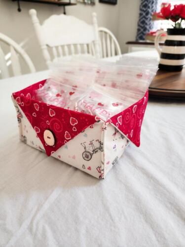 Fabric Box Fabric Boxes Pattern Free, Fabric Boxes Diy, Fabric Box Pattern, Fabric Boxes Tutorial, Cartonnage Boxes, Making Boxes, Fabric Covered Boxes, Boxes Diy, Fabric Box