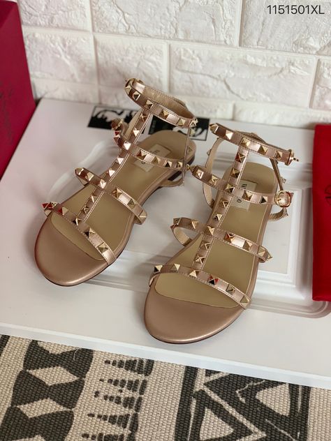 Valentino woman sandals rockstuds flats Valentino Sandals Flats, Studded Sandals Outfit, Valentino Sandals, Woman Sandals, Baddie Tips, Sandals Outfit, Sandals Flats, Studded Sandals, Valentino Shoes