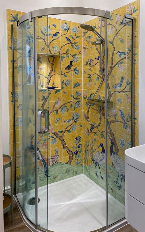 Tile Mural Bathroom, Fancy Bathroom Ideas, Tiled Bedroom, Chinoiserie Bathroom, Yellow Bathroom Tiles, Chinoiserie Panel, Wallpaper Tiles, Shower Mosaic, Tile Bedroom