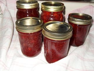 Hill House Homestead: * Strawberry Banana Jam Strawberry Banana Jam, Jams Recipes, Banana Jelly, Canning Jam Recipes, Banana Jam, Canning Fruit, Recipe Strawberry, Strawberry Jam Recipe, Home Canning Recipes