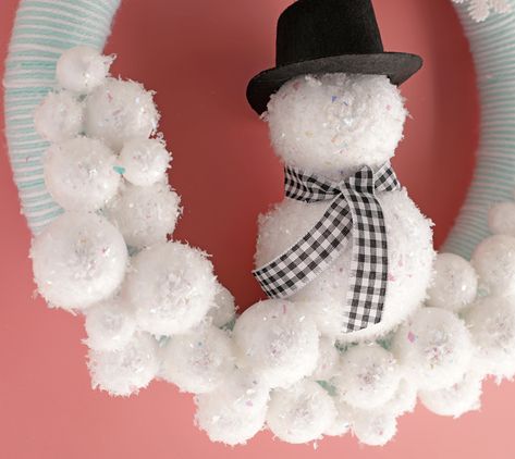 Make this gorgeous winter wreath covered in cozy yarn and playful glittery snowballs. The snowman in the center steals the show! Snowmen Centerpieces, Snowball Wreath, Diy Winter Wreath, Snowman Wreaths, Christmas Primitive Decor, Fall Winter Decor, Christmas Primitive Crafts, Pom Wreath, Winter Wreath Diy