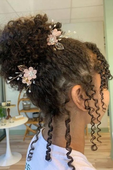 Sweet Curly Updo With Flower Pins Cornrows Ideas, Sunkissed Hair, Curly Prom Hair, Curled Updo, Curly Bun Hairstyles, Quinceanera Hairstyles, Curly Updo, Cute Curly Hairstyles, Curly Hair Updo