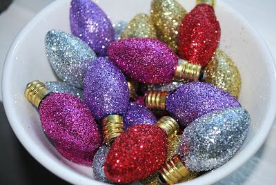 Burnt out Christmas lights dipped in glue and glitter, put them in a glass jar for decor! LOVE! Halloween Fest, Merry Grinchmas, Christmas Hacks, Christmas Tablescape, Christmas Idea, Modge Podge, Holiday Display, Glitter Ornaments, Christmas Time Is Here