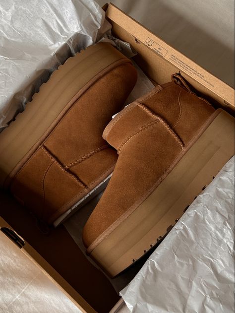 ugg ultra mini platforms unboxing that girl aesthetic cozy aesthetic fall aesthetic Platforms Aesthetic, Uggs Mini, Ultra Mini Uggs, Cute Uggs, New Uggs, Ugg Ultra Mini, Chestnut Uggs, Cozy Shoes, Aesthetic Cozy