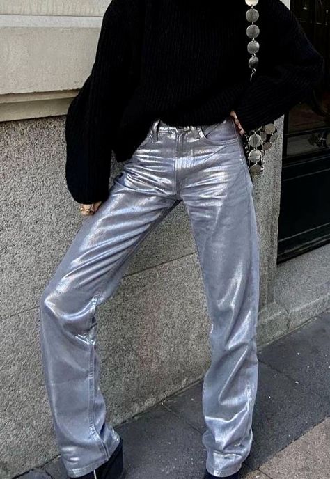 Leather Pants Straight, Casual Outfits Cute, Winter Outfits Casual, Silver Pants, Metallic Jeans, Disco Pants, Metallic Pants, Party Fits, Outfit Jeans