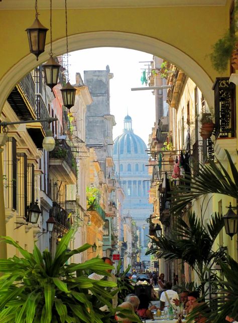 Cuba Architecture, Cuban Architecture, Art Amour, Europe Summer, Pretty Places, Travel Inspo, Dream Destinations, Travel Aesthetic, Summer Aesthetic