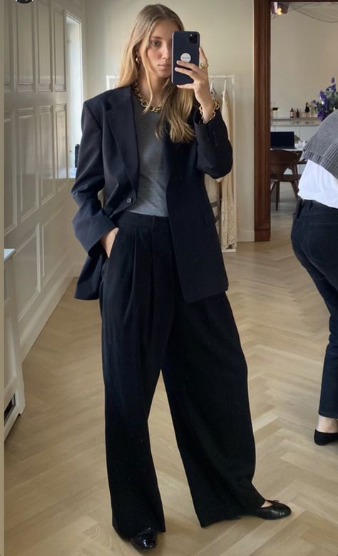 Office Outfit Inspiration, Full Black Outfit, Office Outfits Women, 20s Fashion, Parisian Chic, 가을 패션, Modern Outfits, Fashion Poses, Casual Elegance