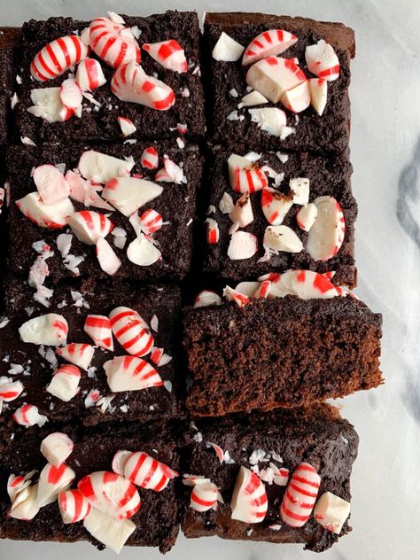 Paleo Peppermint Brownies with Chocolate Frosting - rachLmansfield Paleo Peppermint Brownies, Holiday Brownie Recipes, Flourless Brownie Recipe, Banana Diaries, Homemade Chocolate Frosting, Flourless Brownies, Peanut Butter Banana Muffins, Chocolate Peppermint Cookies, Peppermint Brownies