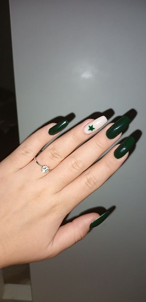 Green Star Nails Acrylic, Grunge Y2k Nails Almond, Dark Green Nails Inspiration, Green And Black Star Nails, Green Nail Ideas Coffin, Dark Green Nails Y2k, Nails Acrylic Green And Black, Nail Designs Green And Black, Dark Green Simple Nails