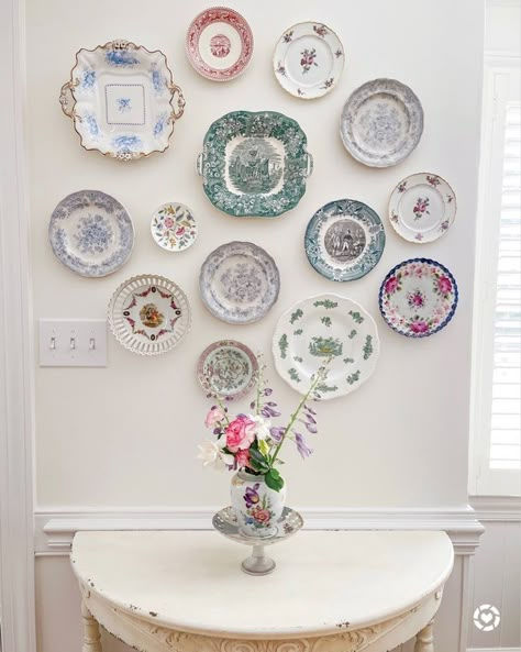 Vintage Plates Wall, Displaying China On Wall, Wall Plate Decor Ideas, Vintage Wall Plates, Vintage Plate Wall Decor, Kitchen Wall Plates Decor, Plates Above Bed, Vintage Plates On Wall Kitchens, Chinoiserie Plates On Wall