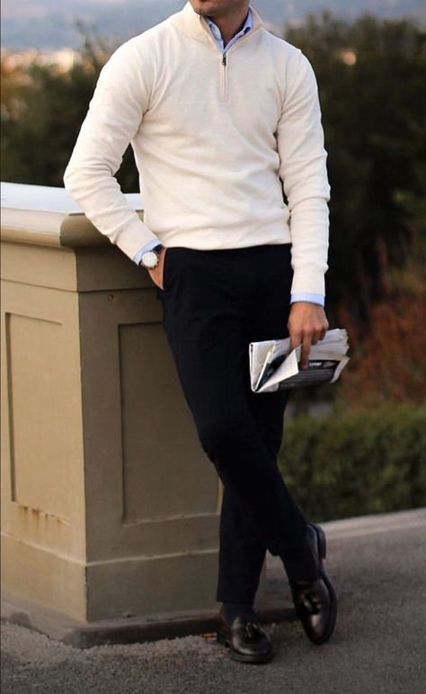 Business Casual Men Work, Office Old Money, Sweater Outfits Men, Old Money Fashion, Chris Evert, Mens Smart Casual Outfits, Mens Business Casual Outfits, Chique Outfit, Money Fashion