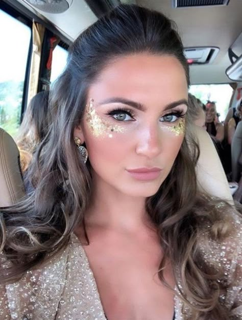 Maquiagem com glitter para carnaval: 86 ideias para você se inspirar Coachella Make-up, Glitter No Rosto, Glitter Carnaval, Carnaval Make-up, Karneval Diy, Glitter Face Paint, Coachella Makeup, Halloween Make-up Looks, Festival Makeup Glitter