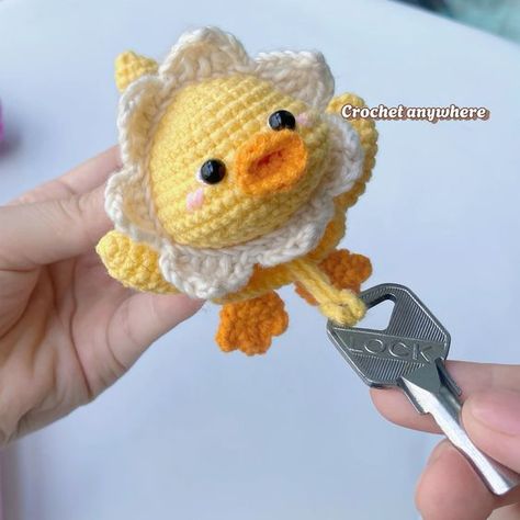 Duck Keychain Crochet, Crochet Duck Keychain, Crochet Key Cover, Crochet Keychains, Cover Video, Cute Ducklings, Homemade Mothers Day Gifts, Crochet Cute, Crocheting Projects