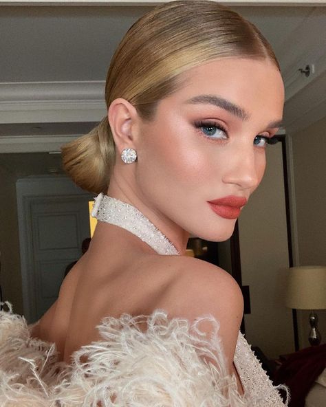 Coral Makeup, Bangs For Round Face, Celebrity Skin, Wedding Guest Hairstyles, Braut Make-up, Celebrity Makeup Artist, Rosie Huntington Whiteley, Celebrity Makeup, Long Bob