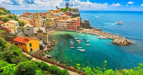 Breathtaking photos of Italy's Cinque Terre Port Blair, Andaman And Nicobar Islands, Landscaping Images, Cinque Terre Italy, Italy Itinerary, Dubai City, Italy Tours, Seaside Resort, Beaux Villages